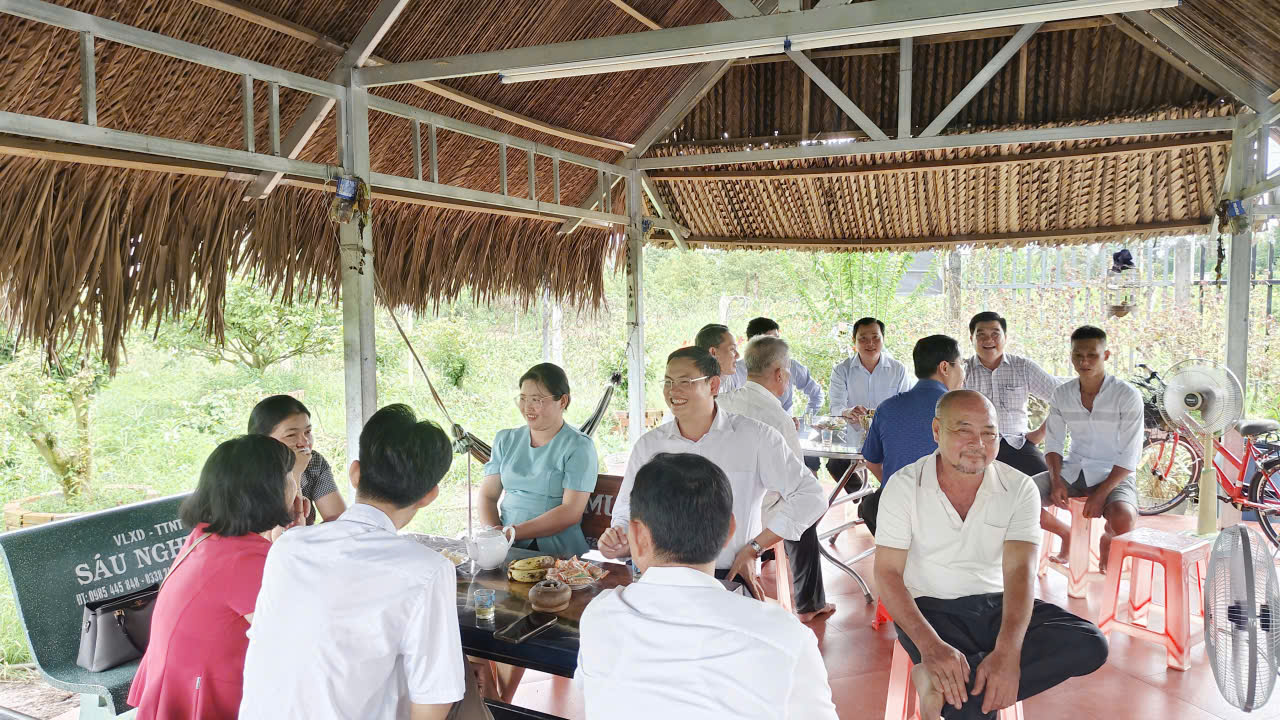 Lãnh đạo xã Hưng Khánh Trung, tỉnh Vĩnh Long tiếp và làm việc với Viện Phát triển Chính sách – Đại học Quốc gia TP. Hồ Chí Minh.