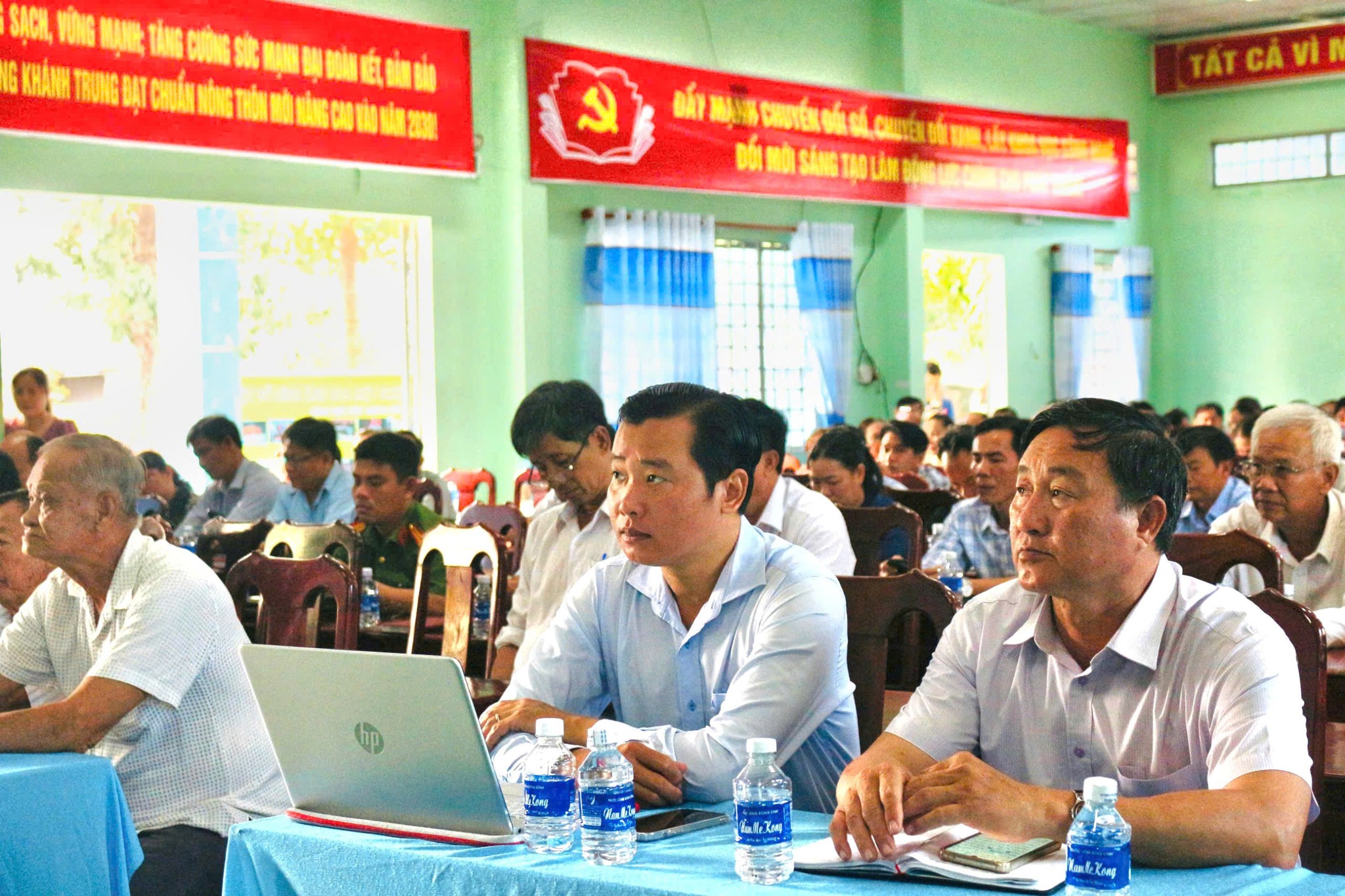 Xã Hưng Khánh Trung, tỉnh Vĩnh Long tham dự Hội nghị trực tuyến quán triệt và triển khai thực hiện các nghị quyết của Trung ương.
