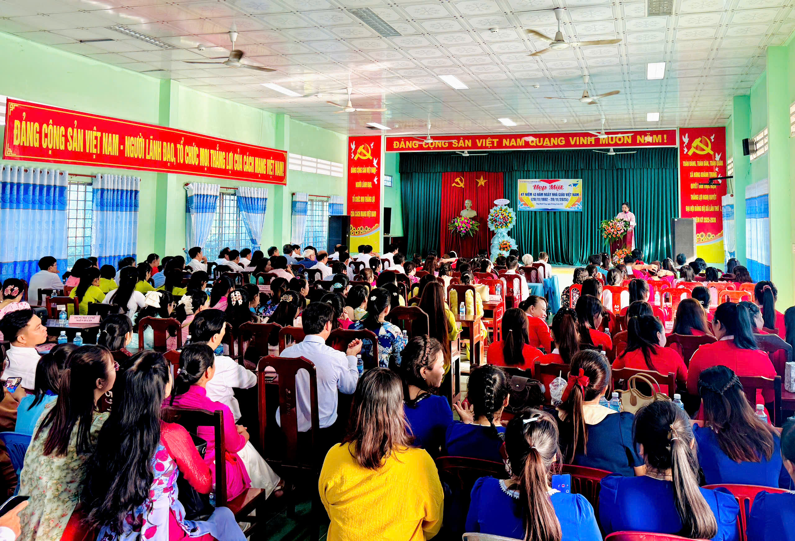 UBND XÃ HƯNG KHÁNH TRUNG TỔ CHỨC HỌP MẶT KỶ NIỆM 43 NĂM NGÀY NHÀ GIÁO VIỆT NAM (20/11/1982-20/11/2025)