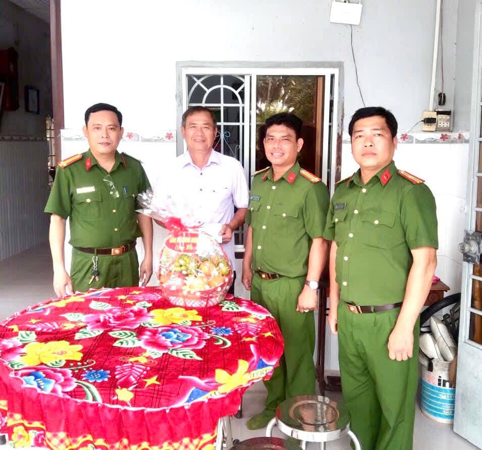 Công an xã Hưng Khánh Trung tổ chức thăm hỏi, tặng quà cho lãnh đạo hưu trí Công an nhân dân trên địa bàn xã.