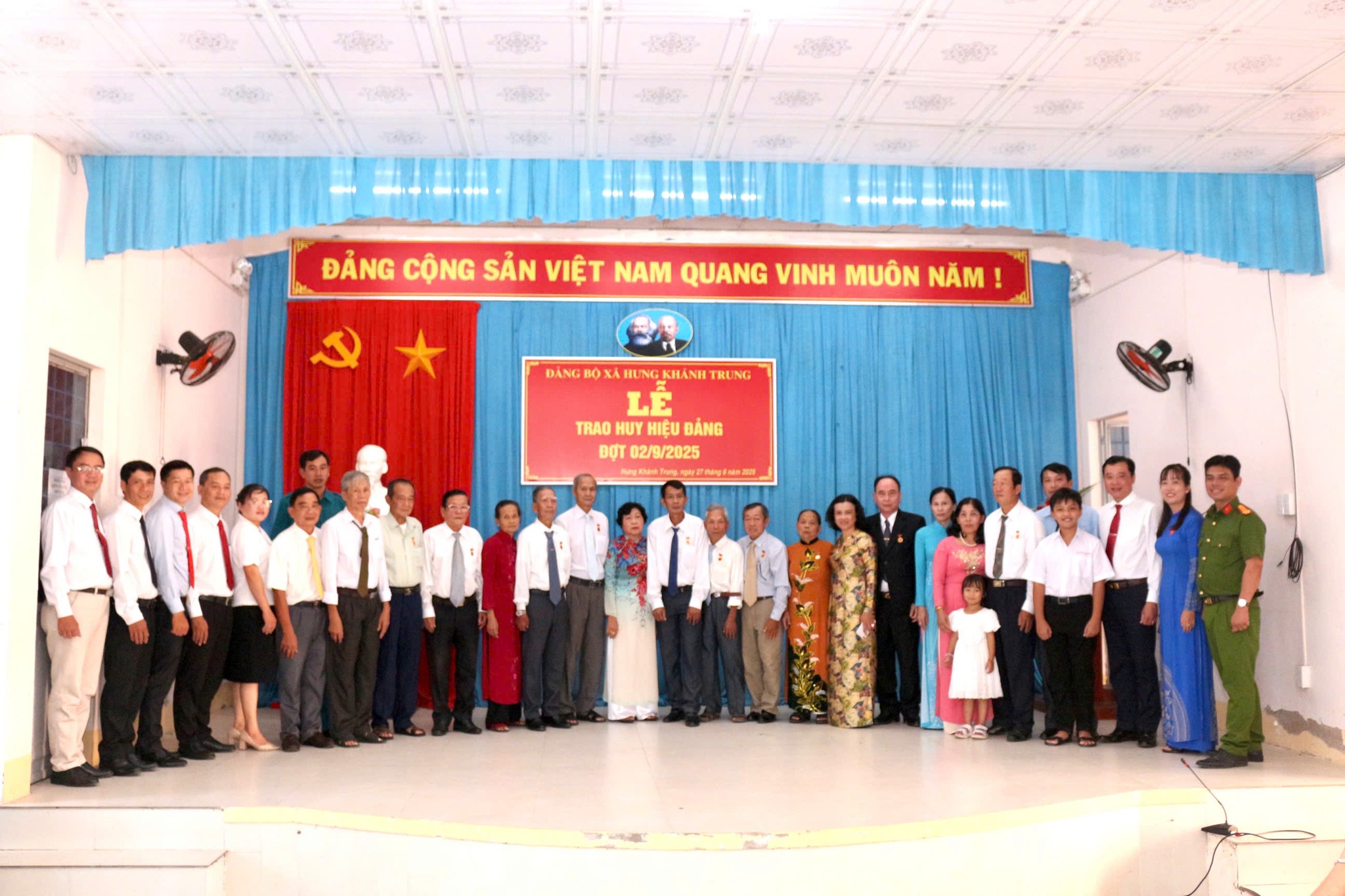 Xã Hưng Khánh Trung tổ chức Lễ kỷ niệm 80 năm Cách mạng Tháng Tám thành công, ngày Quốc khánh 02/09 và trao Huy hiệu Đảng đợt 02/09/2025