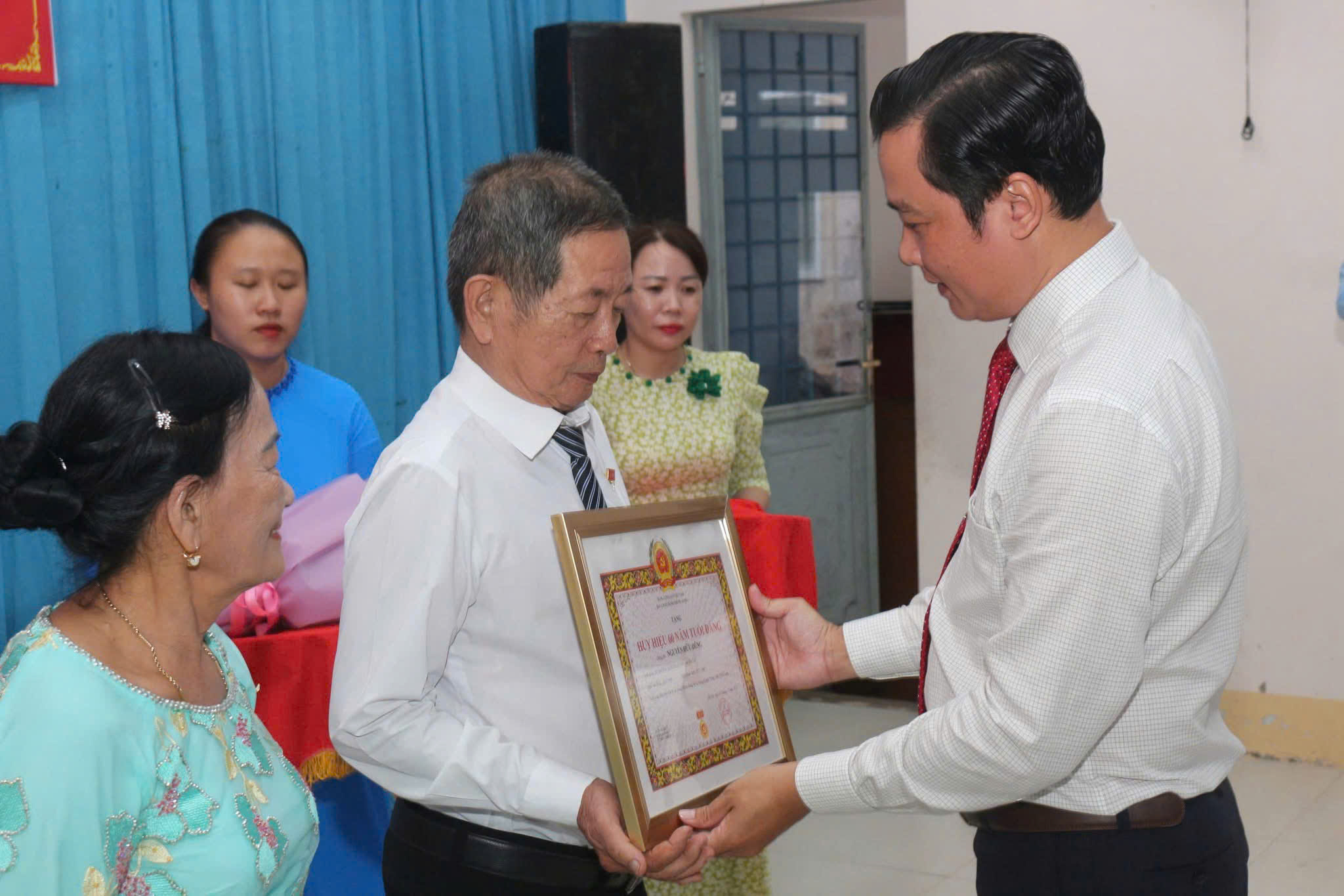 Xã Hưng Khánh Trung long trọng tổ chức Lễ trao Huy hiệu Đảng đợt 07/11/2025 nhân kỷ niệm 108 năm ngày Cách mạng tháng Mười Nga (07/11/1917 – 07/11/2025).