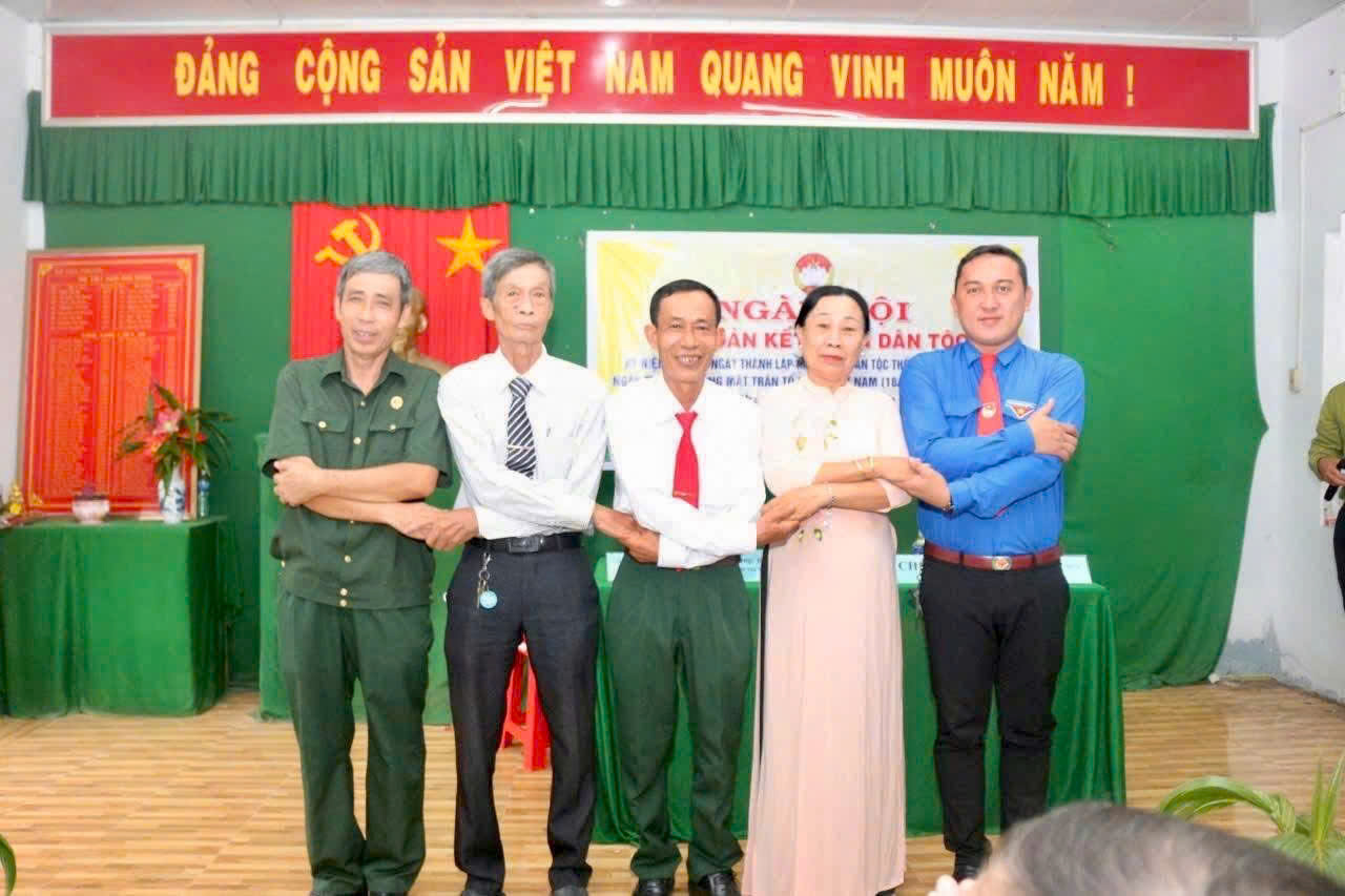 HƯNG KHÁNH TRUNG: TỔ CHỨC NGÀY HỘI ĐẠI ĐOÀN KẾT ĐIỂM NHÂN KỶ NIỆM 95 NĂM NGÀY TRUYỀN THỐNG MẶT TRẬN TỔ QUỐC VIỆT NAM.