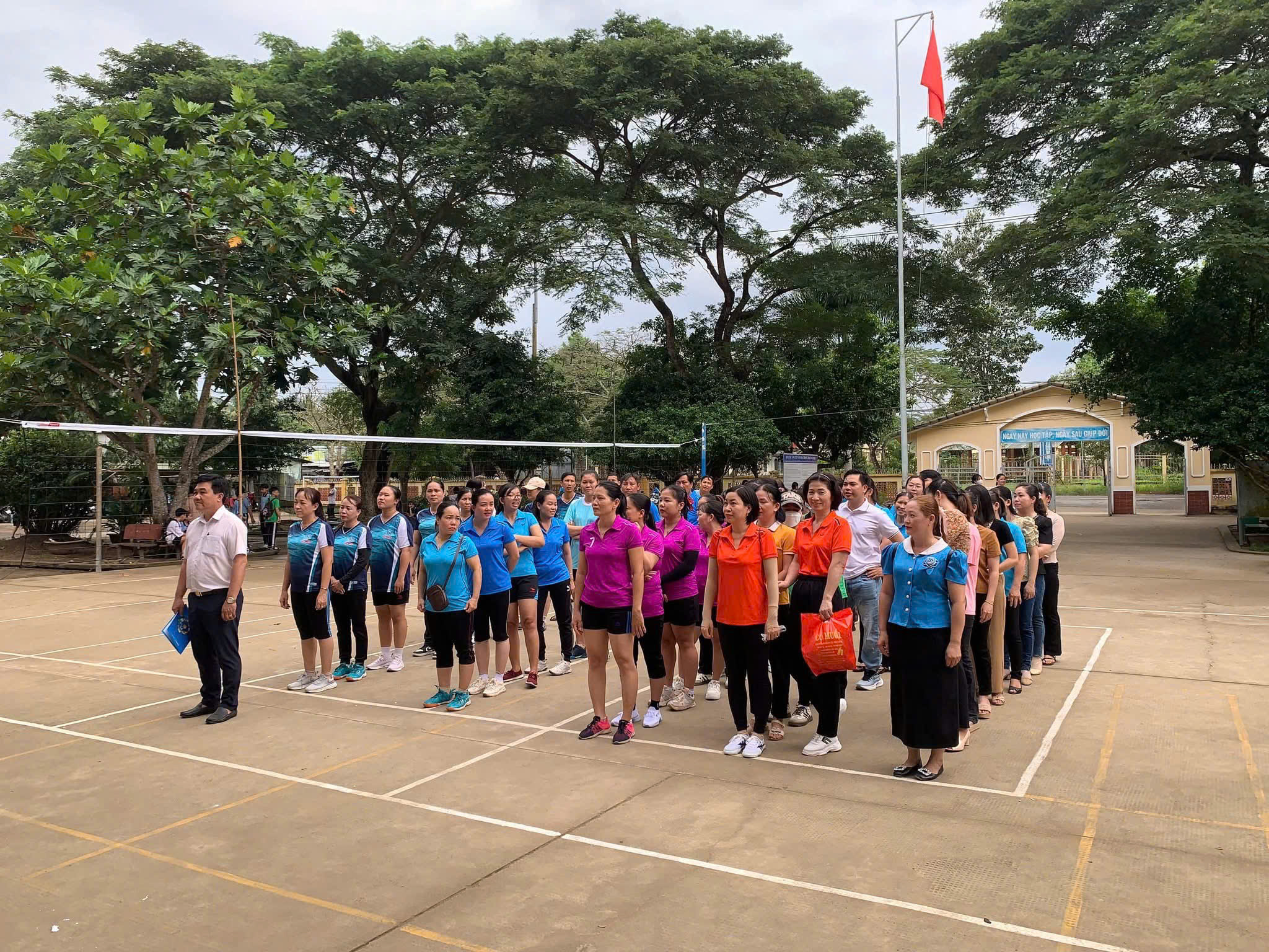 Hưng Khánh Trung tổ chức Giao lưu giải bóng chuyền hơi nữ chào mừng kỷ niệm 43 năm ngày Nhà giáo Việt Nam 20/11.