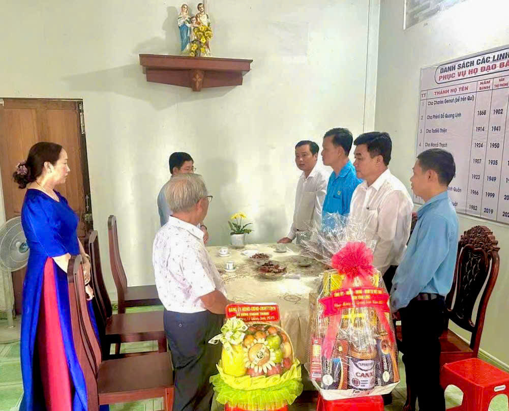 Lãnh đạo Đảng ủy – HĐND – UBND – Ủy ban MTTQVN xã Hưng Khánh Trung thăm, chúc mừng Lễ Giáng sinh năm 2025.