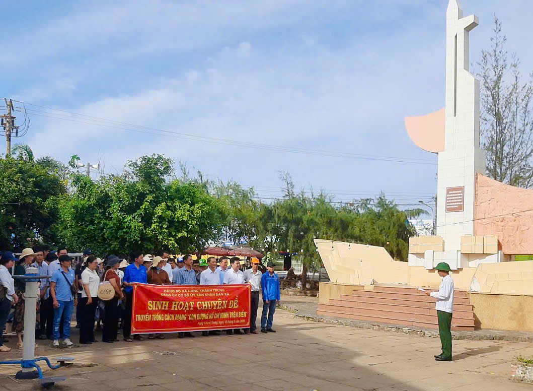 HÀNH TRÌNH VỀ NGUỒN CỦA ĐẢNG ỦY CƠ SỞ ỦY BAN NHÂN DÂN XÃ HƯNG KHÁNH TRUNG, SINH HOẠT CHUYÊN ĐỀ TẠI DI TÍCH ĐƯỜNG HỒ CHÍ MINH TRÊN BIỂN.