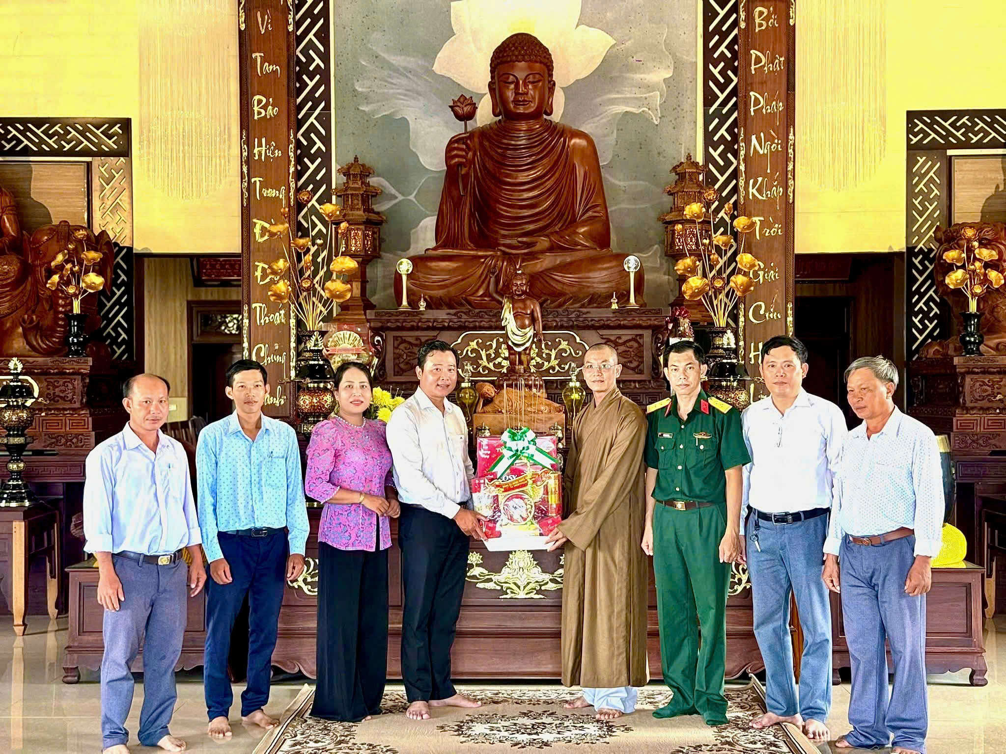 LÃNH ĐẠO XÃ HƯNG KHÁNH TRUNG THĂM, CHÚC MỪNG CÁC CƠ SỞ PHẬT GIÁO NHÂN ĐẠI LỄ PHẬT ĐẢN